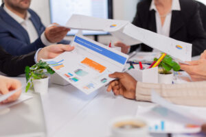 A startup is discussing startup funding through convertible loan notes - Ein Startup diskutiert ein Startupt Funding durch Convertible Loan Notes